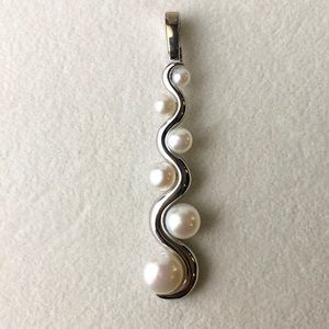 925 Silver and Pearl Pendant